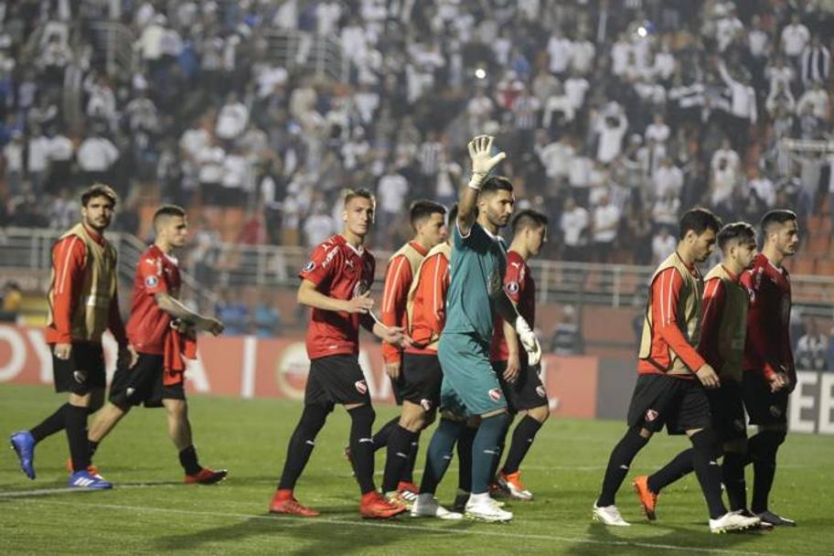 I giocatori dell&#39;Independiente lasciano il campo dopo l&#39;inizio delle proteste e la successiva sospensione del match. EPA
